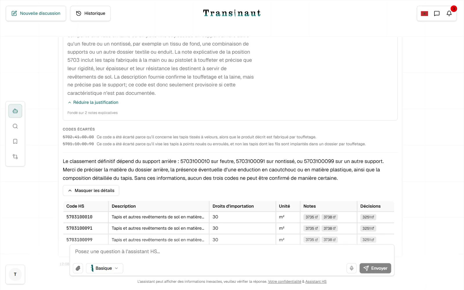 Réponse de l'assistant : une carte par code proposé, avec sa justification dépliable et ses références.